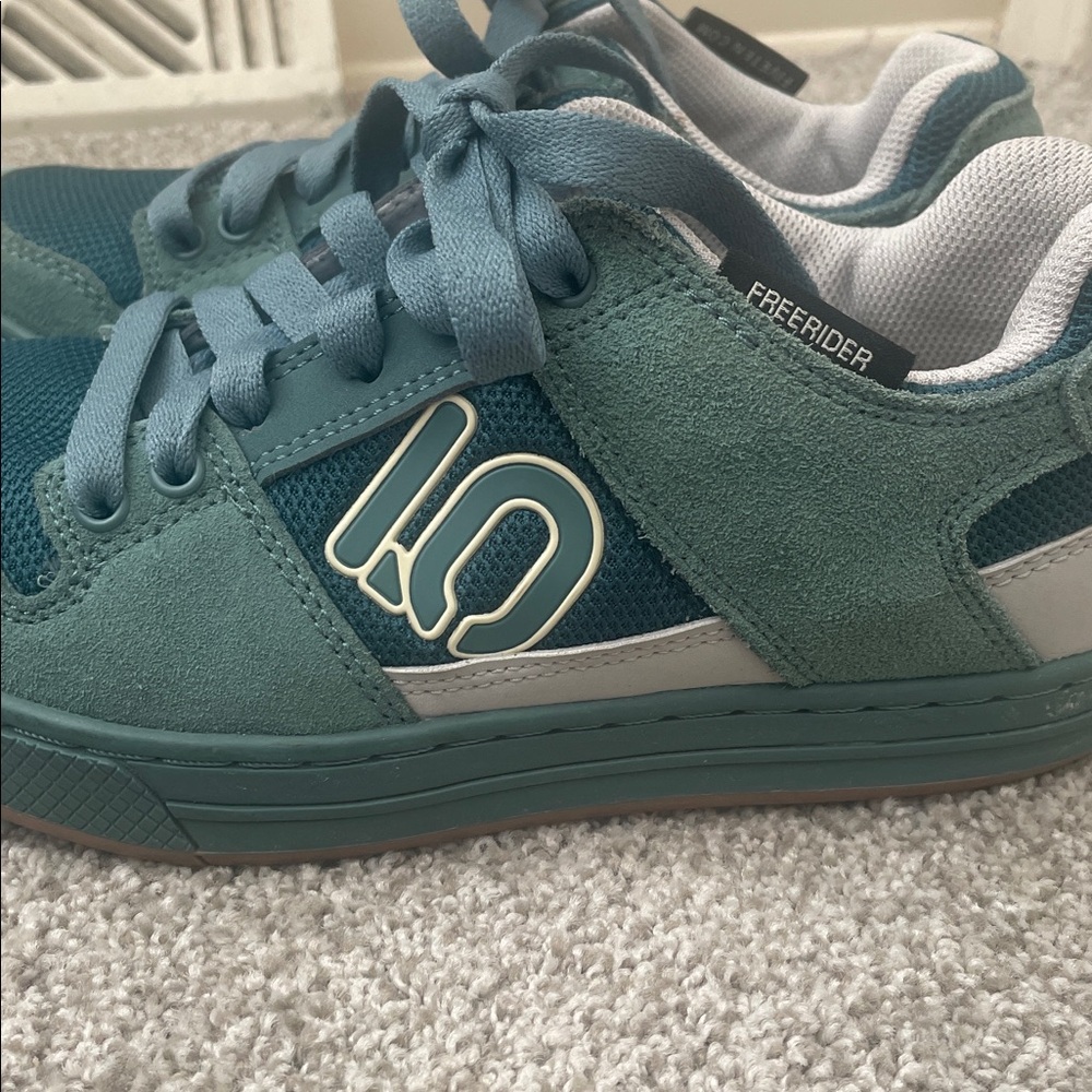 adidas women’s Five Ten Freerider Sneakers Sz 7 suede / fabric upper wild teal - Picture 3 of 9